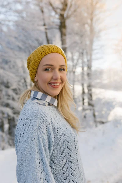 Vacker ung kvinna på vintern — Stockfoto