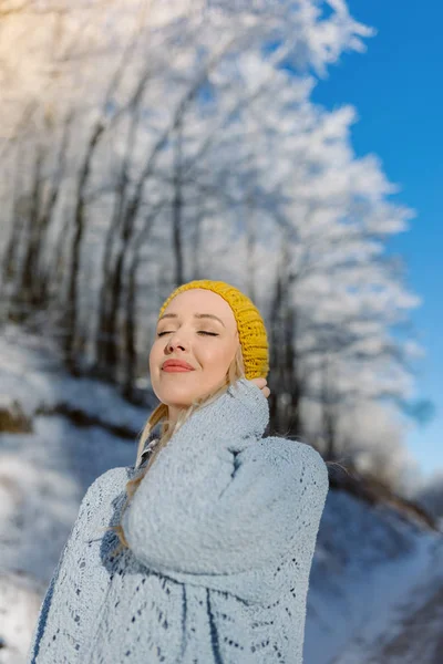 Όμορφη νεαρή γυναίκα το χειμώνα — Φωτογραφία Αρχείου