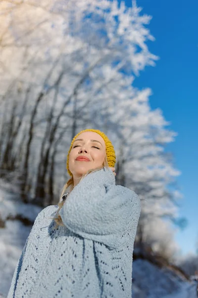 Vacker ung kvinna på vintern — Stockfoto