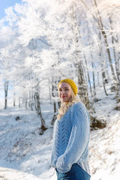 Télen a gyönyörű fiatal nő — Stock Fotó