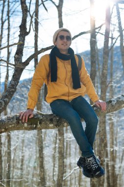 adam ormanda günbatımı zaman