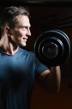 Etkin adam egzersiz halter ile 