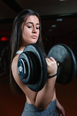 kaslı vücut geliştirmeci kadın