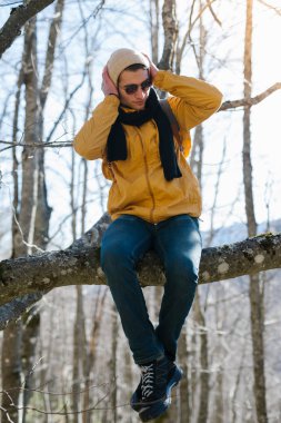 adam ormanda günbatımı zaman