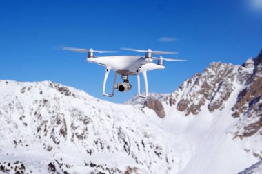 Kış manzara içinde uçak uçan