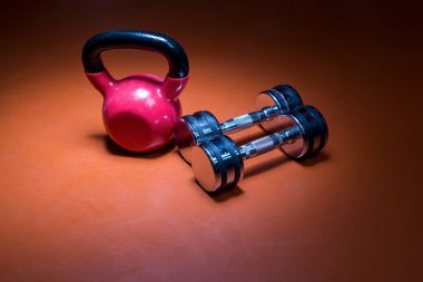 dumbells spor salonu zemin üzerinde