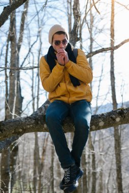 adam ormanda günbatımı zaman