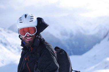 siyah Kayak takım elbiseli adam