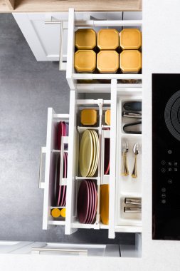 Organize modern mutfak çekmeceleri