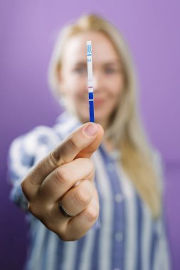 Hamilelik testi tutan kadın