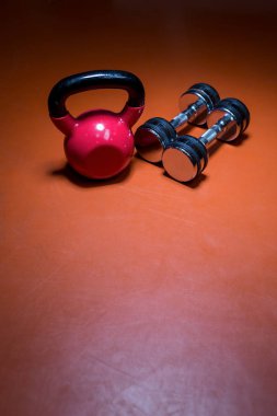 dumbells spor salonu zemin üzerinde