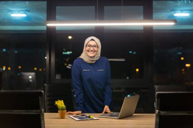 Modern bir ofiste Müslüman işkadını
