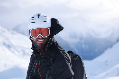 siyah Kayak takım elbiseli adam