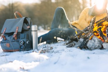 şenlik ateşi yakın adam kışın