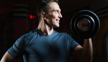 Adam iş vasıl jimnastik salonu. 