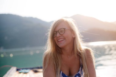 Genç bir kürekçi bir tekne, kürekler sakin göl kenarında, bir göl günbatımı zamanı. Serbest zaman zevk. 