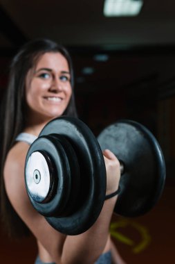 kaslı vücut geliştirmeci kadın