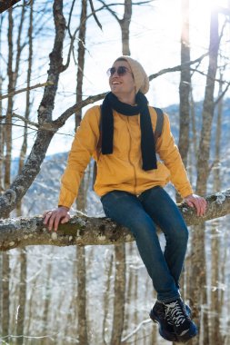 gün batımında ormandaki adam