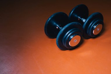 dumbells spor salonu zemin üzerinde fotoğrafı