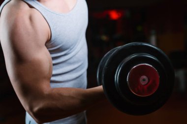 kişi holding ağırlıkları