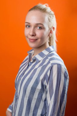 Genç sarışın kadın. 