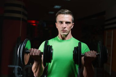 Kaslı adam portresi yakın çekim