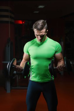 Adam egzersiz halter ile 