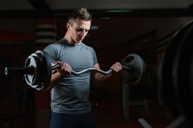 kaslı adam egzersiz