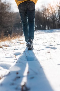 Yolda yürürken adamın bacakları 