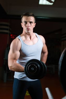 Etkin adam egzersiz halter ile 