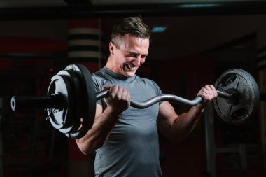 adam egzersiz halter vasıl jimnastik salonu ile.