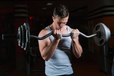 adam egzersiz halter ile portresi 