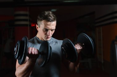 Adam iş vasıl jimnastik salonu. 