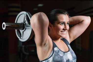 kaslı vücut geliştirmeci kadın