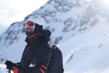 adam karlı dağlarda