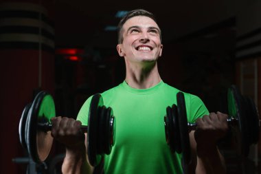 adam egzersiz halter ile portresi 