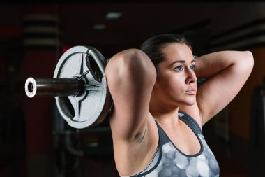 kaslı vücut geliştirmeci kadın