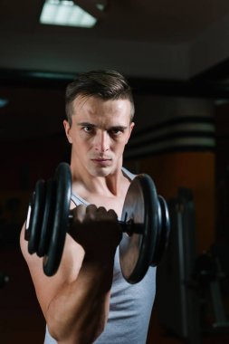 kaslı adam egzersiz vasıl jimnastik salonu. 