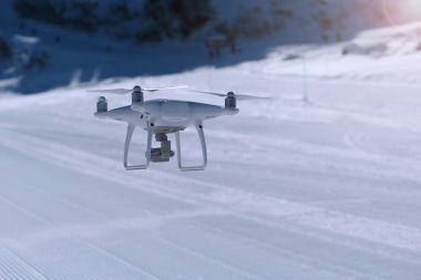 Alp dağ uçan uçak