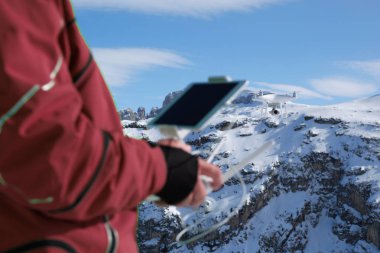 Adam ellerini dron işleme