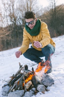 şenlik ateşi yakın adam kışın