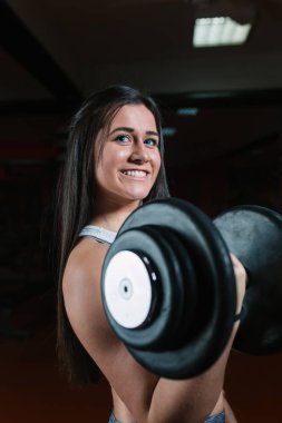 kaslı vücut geliştirmeci kadın