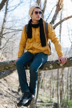 uzun yürüyüşe çıkan kimse adam sırt çantası ile