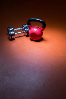 dumbells spor salonu zemin üzerinde