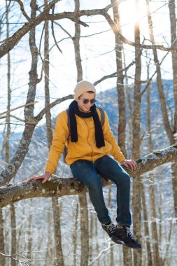 Kış orman erkekte uzun yürüyüşe çıkan kimse