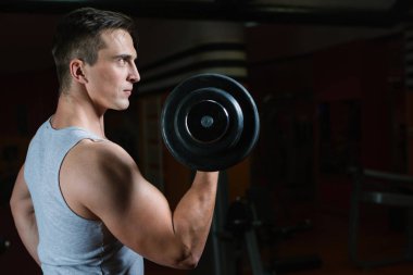 Adam egzersiz halter ile 