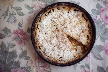 Ev yapımı organik elmalı turta, yemeye hazır.