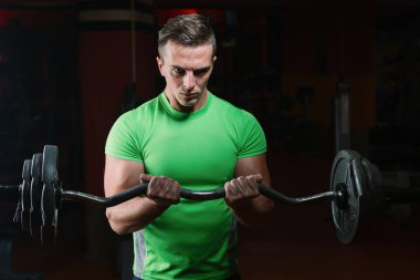 Adam egzersiz halter ile 