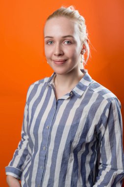 Genç sarışın kadın. 