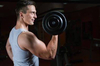 kaslı adam egzersiz vasıl jimnastik salonu. 